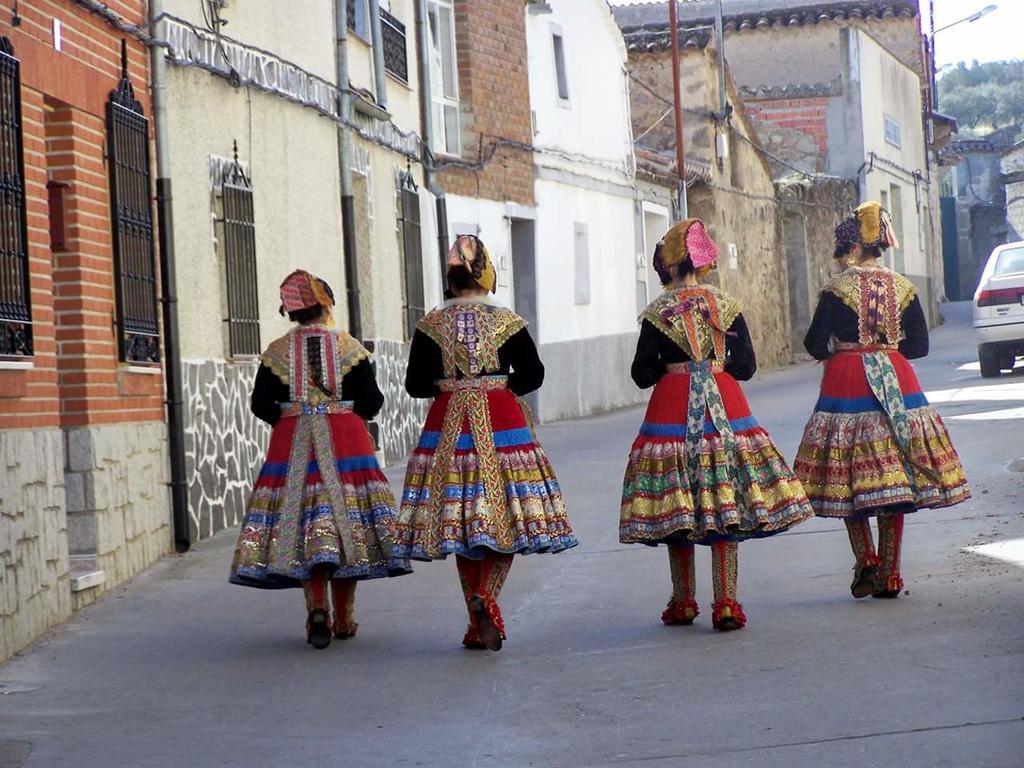 El Huesped Del Sevillano Ar Lagartera Luaran gambar